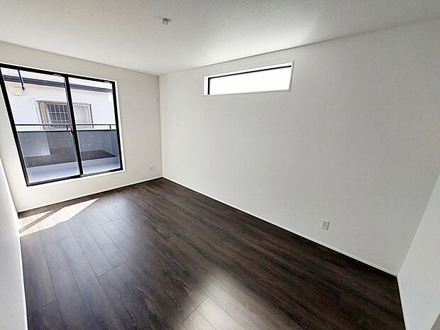 【洋室7.5帖】 バルコニーに面した洋室は視覚的にも広がりがでる開放的な空間になります。  