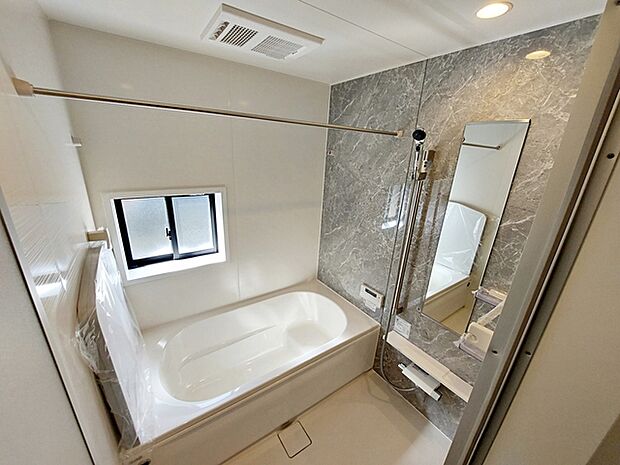 【浴室】 ゆったり入れる浴槽、一日の疲れを癒してくれるくつろぎのバスタイムを… 