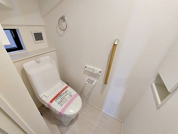 【トイレ】 トイレは1階と2階の2か所に設置。多機能な温水洗浄便座付きでお掃除がしやすい、清潔なトイレです  