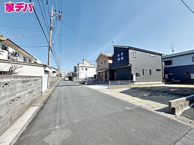 前面道路：北側約6ｍ幅、車通りが少なく、駐車が苦手な方でも安心の道路幅です  