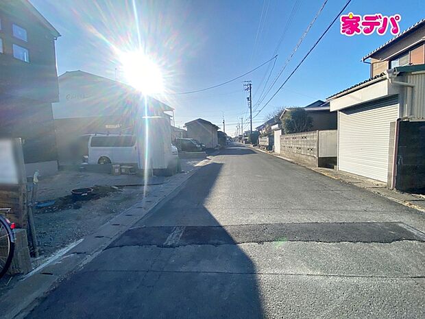 前面道路は公道で、車のすれ違いもらくらく広々6mの幅があります