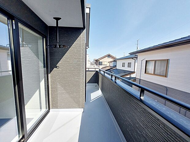 【バルコニー】 2部屋からアクセスできるバルコニー。家族分の洗濯物もたっぷり干せます。 