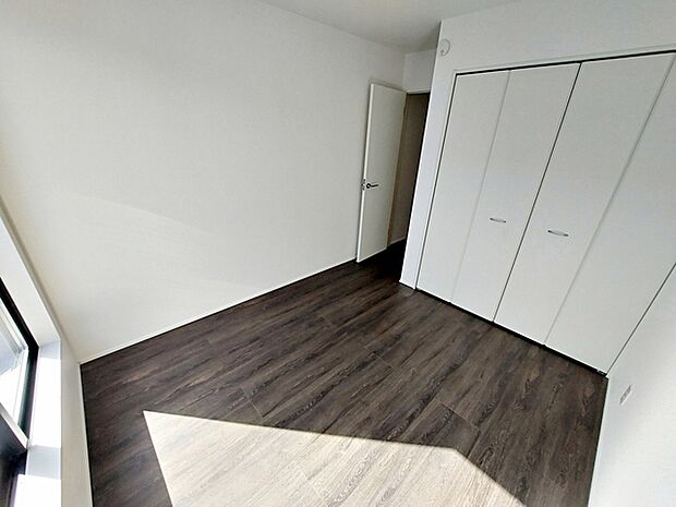 【洋室南側5.25帖】 南向きならではの恵まれた採光・通風。明るいお部屋は開放感がありますね。 