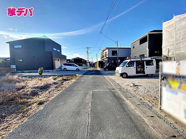前面道路は見通しが良く、車の移動もスムーズに行えます。 