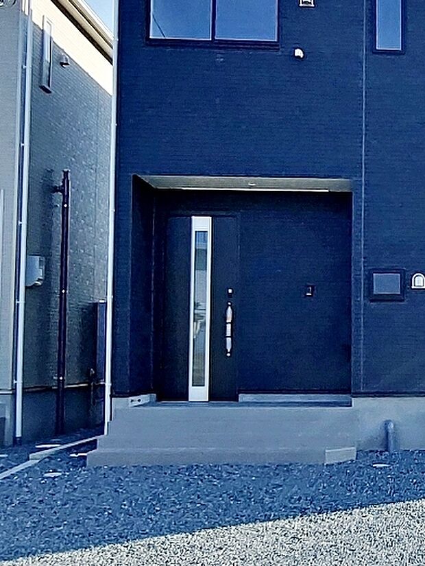 【玄関】 玄関が深い位置にあるので雨に濡れることなく身支度ができます