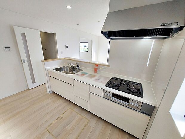 【キッチン】 小さなお子様にも目が届く、使い勝手の良い対面キッチンで楽しくお料理ができます!