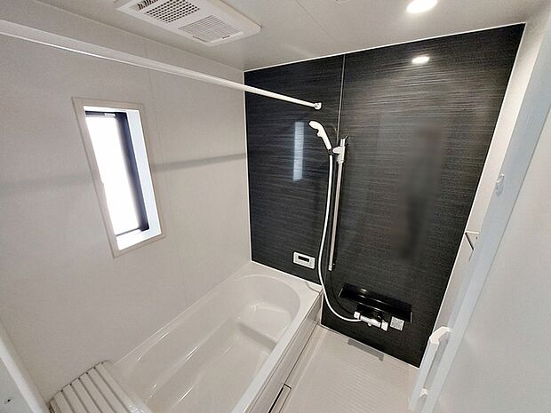 【浴室】 ゆったり入れる浴槽、一日の疲れを癒してくれるくつろぎのバスタイムを…