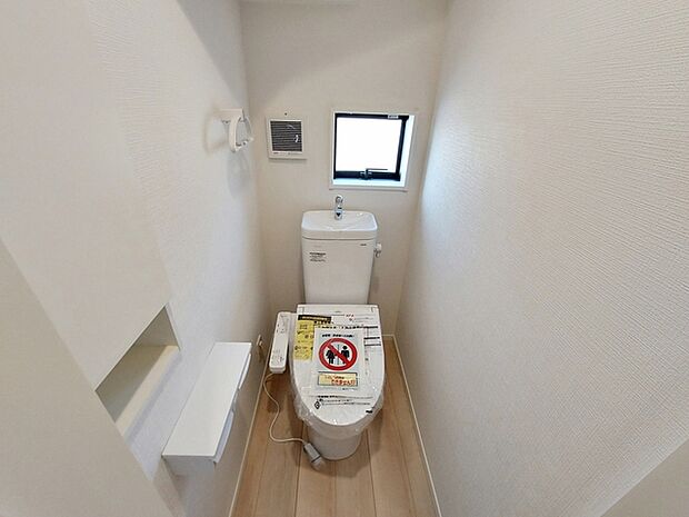 【1階トイレ】 トイレは1階と2階の2か所に設置。どちらも洗浄機能付！  