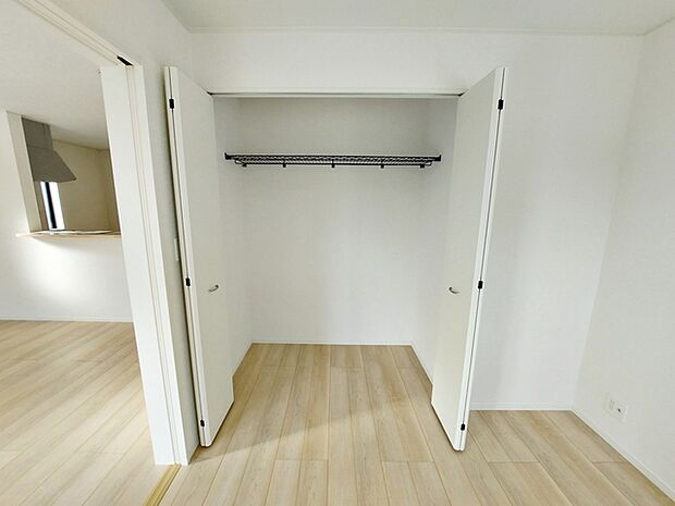 【洋室5.2帖クローゼット】 パイプハンガー付きのクローゼットは服を畳まず収納でき大切な衣類をシワや日焼けから守ります