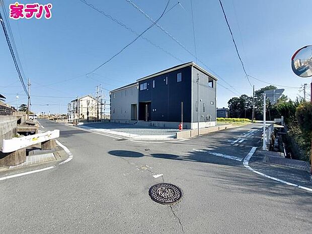 前面道路:北側公道約4.4m幅、西側公道約4.5m幅、角地のため陽当たり良好です。