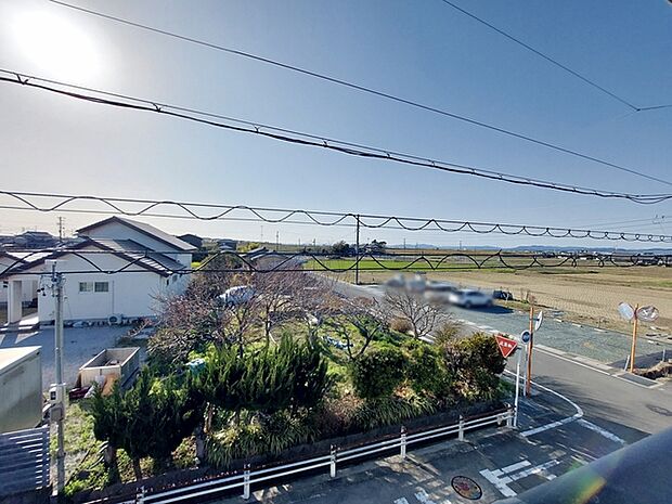 日中は空が見え、明るさを感じられる2階ならではの眺望です 