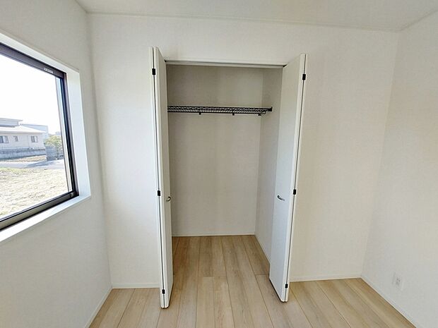 【洋室4.5帖クローゼット】 壁面クローゼットがあればタンスを置く必要がなく、出っ張りのないスッキリ空間を維持できます。