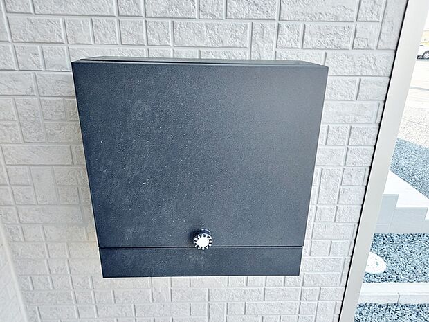 玄関の庇の中に設置されたポストは、大切な郵便物を安心して受け取れます