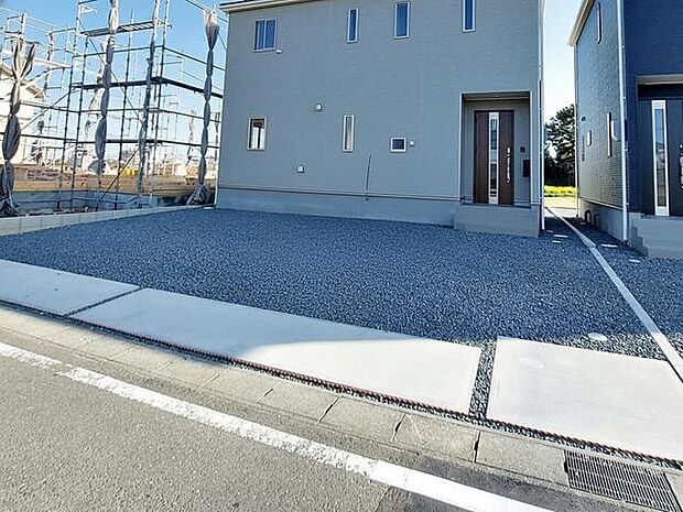 駐車場は3台以上並列で駐車できます。玄関までの動線が短く、買い物帰りの荷物の持ち運びもラクラクです。