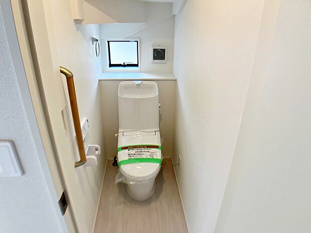 【1階トイレ】 各フロア1カ所ずつシャワー機能付トイレを設置しており、忙しい朝の混雑も解消!