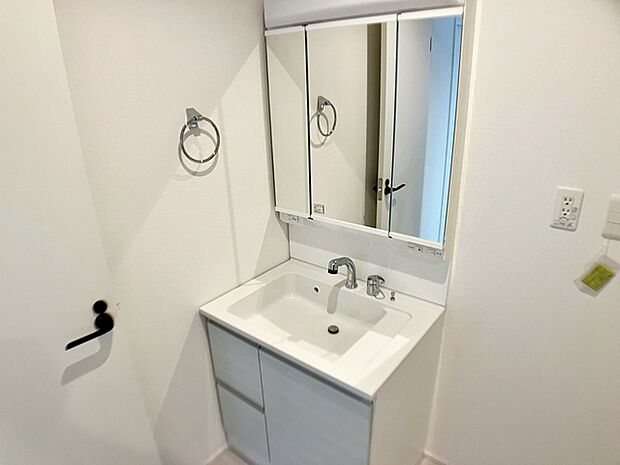 【洗面台】 洗髪・洗面・化粧などができる機能と収納スペースを一体化した洗面台です。