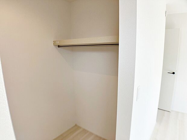 【WIC】 ハンガーにかけた洋服、帽子やバッグ他収納した物を見渡すことができ整理整頓がしやすい!