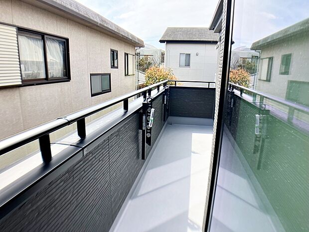 【バルコニー】 2部屋から出入り可能な陽当りの良いワイドバルコニー!