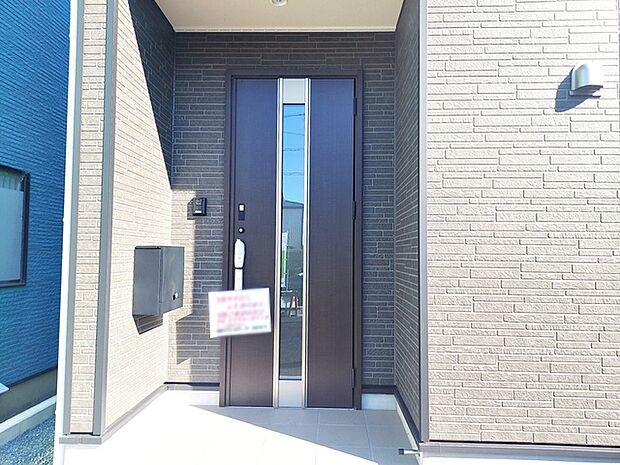 雨の日の出入りも濡れにくい玄関ポーチ 