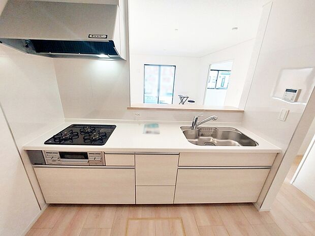 【キッチン】 小さなお子様にも目が届く、使い勝手の良い対面キッチンで楽しくお料理ができます!