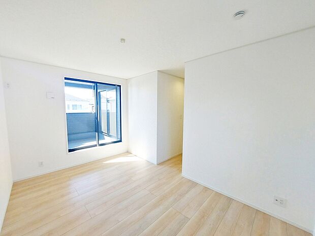 【洋室7.7帖】 主寝室はWIC付き!室内を広々と使えますね。