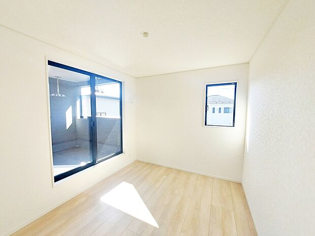 【洋室5.7帖】 お子様の一人部屋に最適な居室です。クローゼット付きで自然とお片付けできる環境に！ 