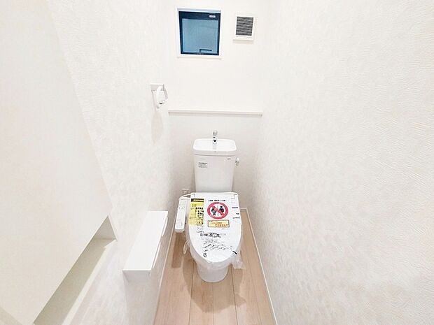 【トイレ】 多機能な温水洗浄便座付きでお掃除がしやすい、清潔なトイレです