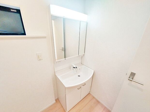 【洗面台】 洗髪・洗面・化粧などができる機能と収納スペースを一体化した洗面台です。