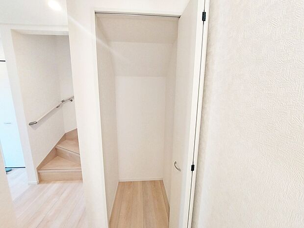 1階ホールには収納スペースを設けております！洗剤等の日用品のストックや掃除用品の収納など、様々な面にご活用していただけます！