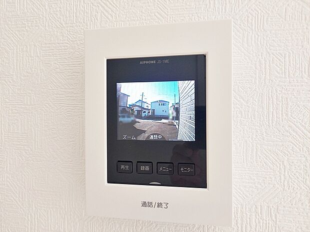 留守中の来訪者画像を自動で録画・保存できる録画機能を内蔵。防犯性に優れた安心のシステム。スッキリとしたデザインで、誰でも簡単に操作していだけます。