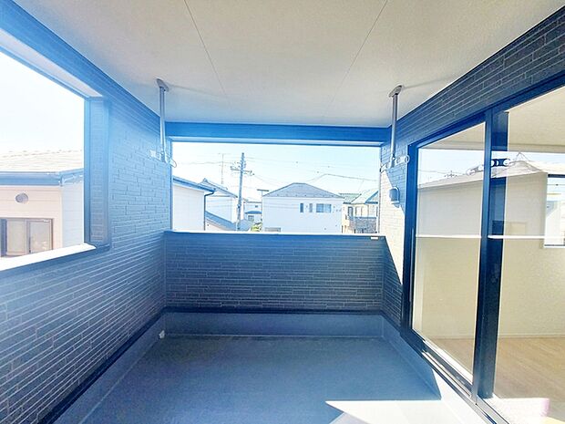 屋根のあるインナータイプのバルコニーだから、急な雨でも洗濯物が濡れにくくて安心