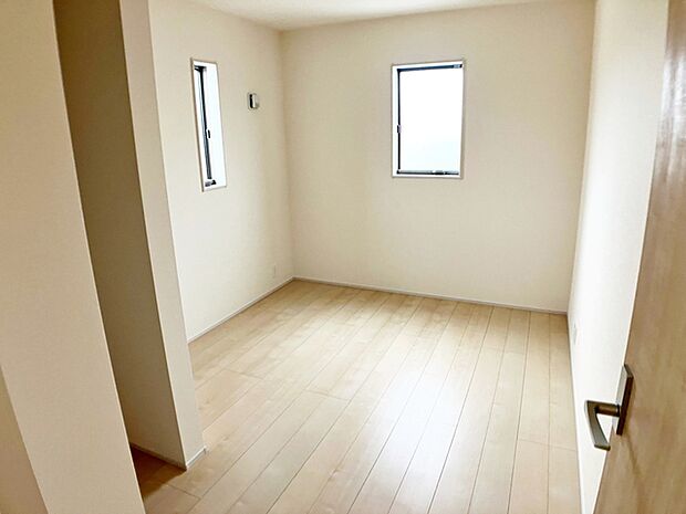 【洋室5.1帖】 お子様にとっての初めての「自分の部屋」。学習机やベッドの配置もラクラクです。