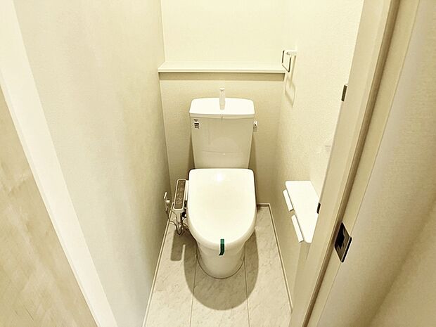 【1階トイレ】 各フロア1カ所ずつシャワー機能付トイレを設置しており、忙しい朝の混雑も解消!