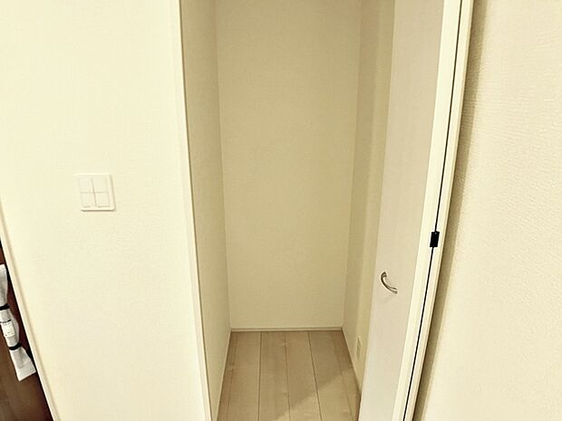 1階ホールにある収納スペースには掃除用品や外出に必要なものを収納するのに便利です。