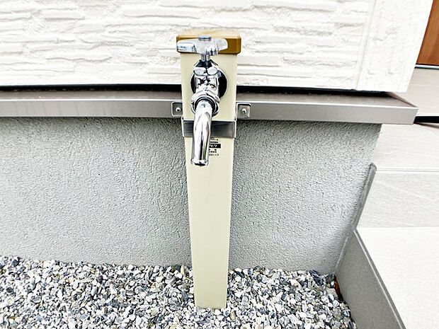 玄関横には立水栓が設置されています！お庭の水撒き、洗車、お掃除、お子様の水遊びなど便利です！ 