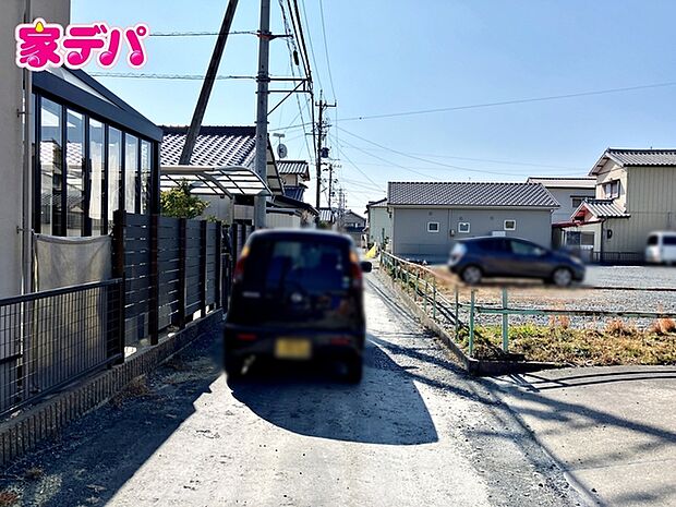 前面は車通りの少ない道路。お車の出し入れが苦手な方も安心ですね。
