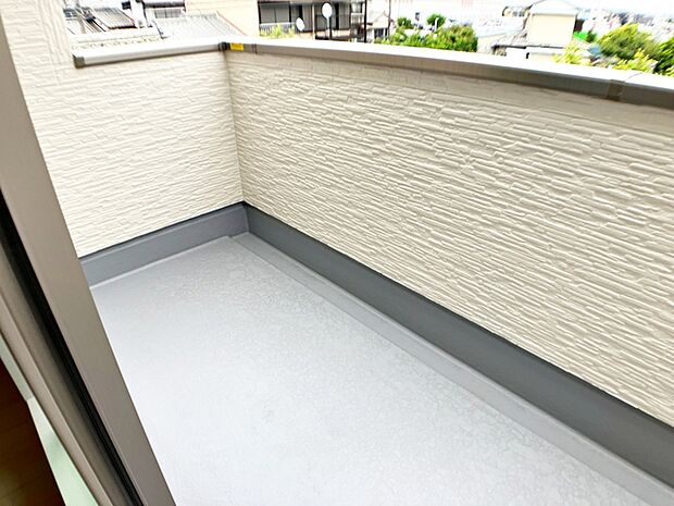 【バルコニー】 陽当たり良好で、晴れた日には洗濯物がカラッと乾きますね