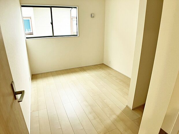 【洋室5.1帖】 腰窓で机や家具の配置がしやすい洋室5.1帖。子供部屋や書斎にもオススメです!