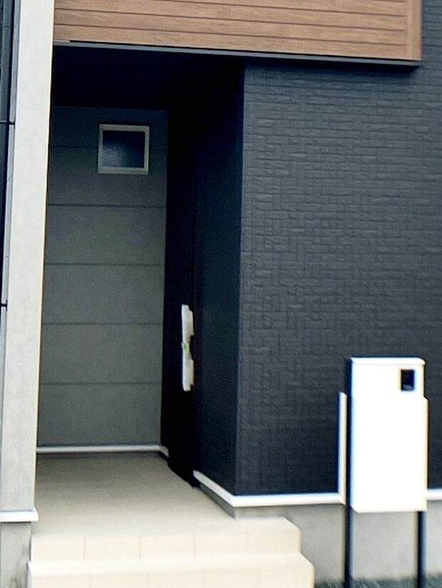 【玄関】 玄関が深い位置にあるので雨に濡れることなく身支度ができます