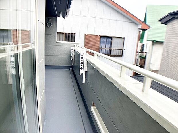 【バルコニー】 2部屋から出入り可能な陽当りの良いバルコニー!