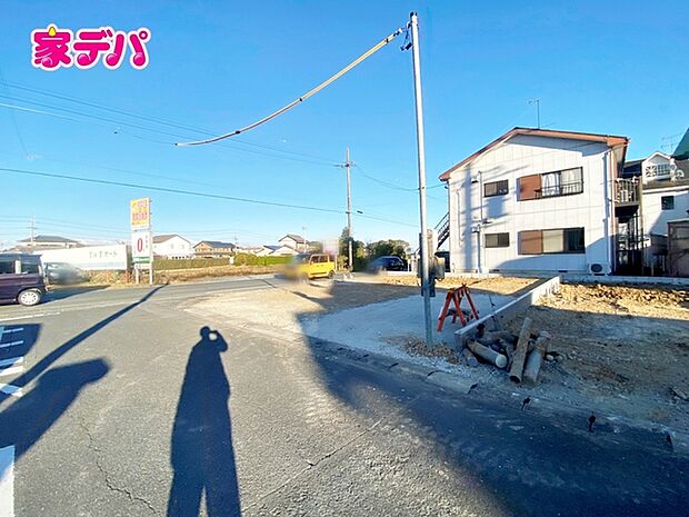 前面道路はゆとりの6m!車通りが少なく、駐車が苦手な方でも安心の道路幅です