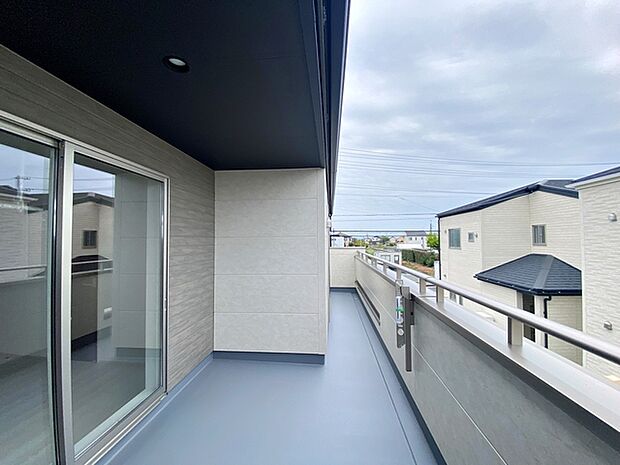 【バルコニー】 2部屋からアクセス可能なインナーバルコニー。急な雨の日の洗濯物も安心です！天気の良い日は、ご家族の洗濯物・お布団をまとめて干せます 
