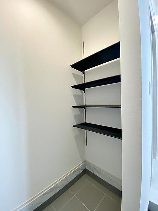 【土間収納】 アウトドア用品や屋外で遊ぶ子供のおもちゃ、園芸用品などの収納に便利な土間収納