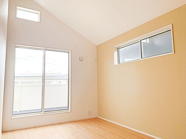 【施工例】2面採光で、晴れの日の日中はいつも明るい室内に。窓を開放すれば気持ちの良い風が入ります。