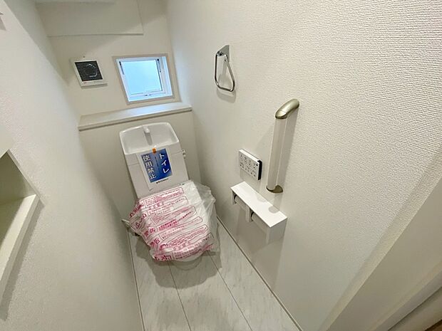 【トイレ】 各フロア1カ所ずつシャワー機能付トイレを設置しており、忙しい朝の混雑も解消!