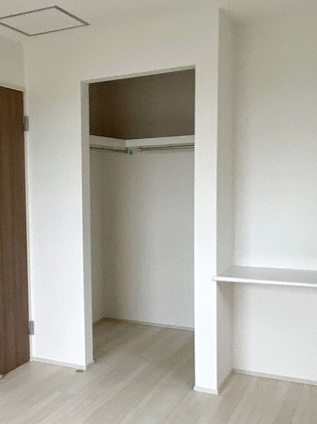 【ウォークインクローゼット】 WICは洋服、帽子、バッグなど全て収納可能!お部屋がスッキリ整理整頓できます!