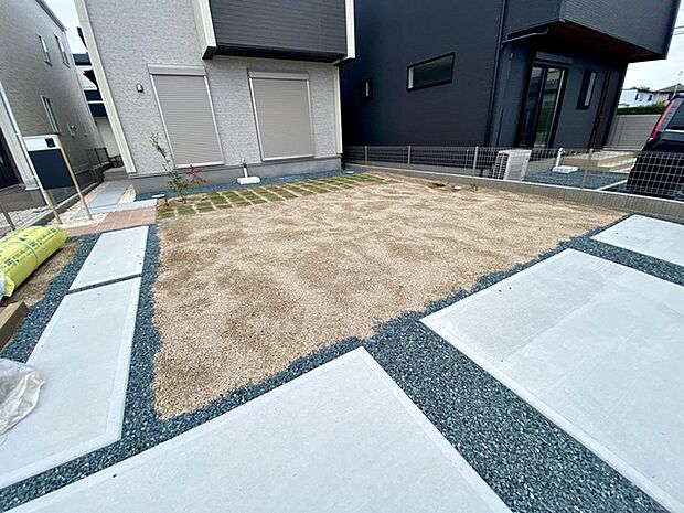LDKからはお庭に出ることができます!お子様やペットの外遊びにも