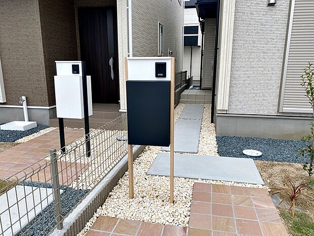 お洒落な一体型で場所を取らない、玄関前のカメラ付インターホン・ポスト