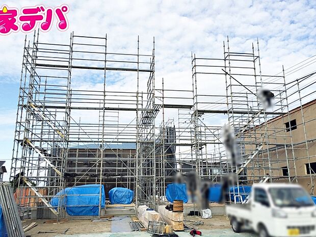 基礎工事中です。ご見学希望のお客様につきましては同型同仕様の物件にご案内いたします右側の建物になります。