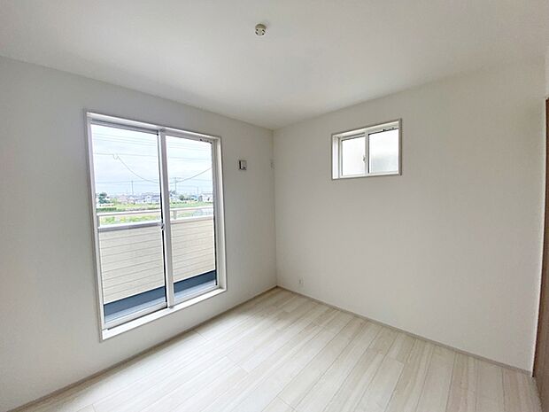 【洋室5.25帖】 南向きならではの恵まれた採光・通風。明るいお部屋は開放感がありますね。